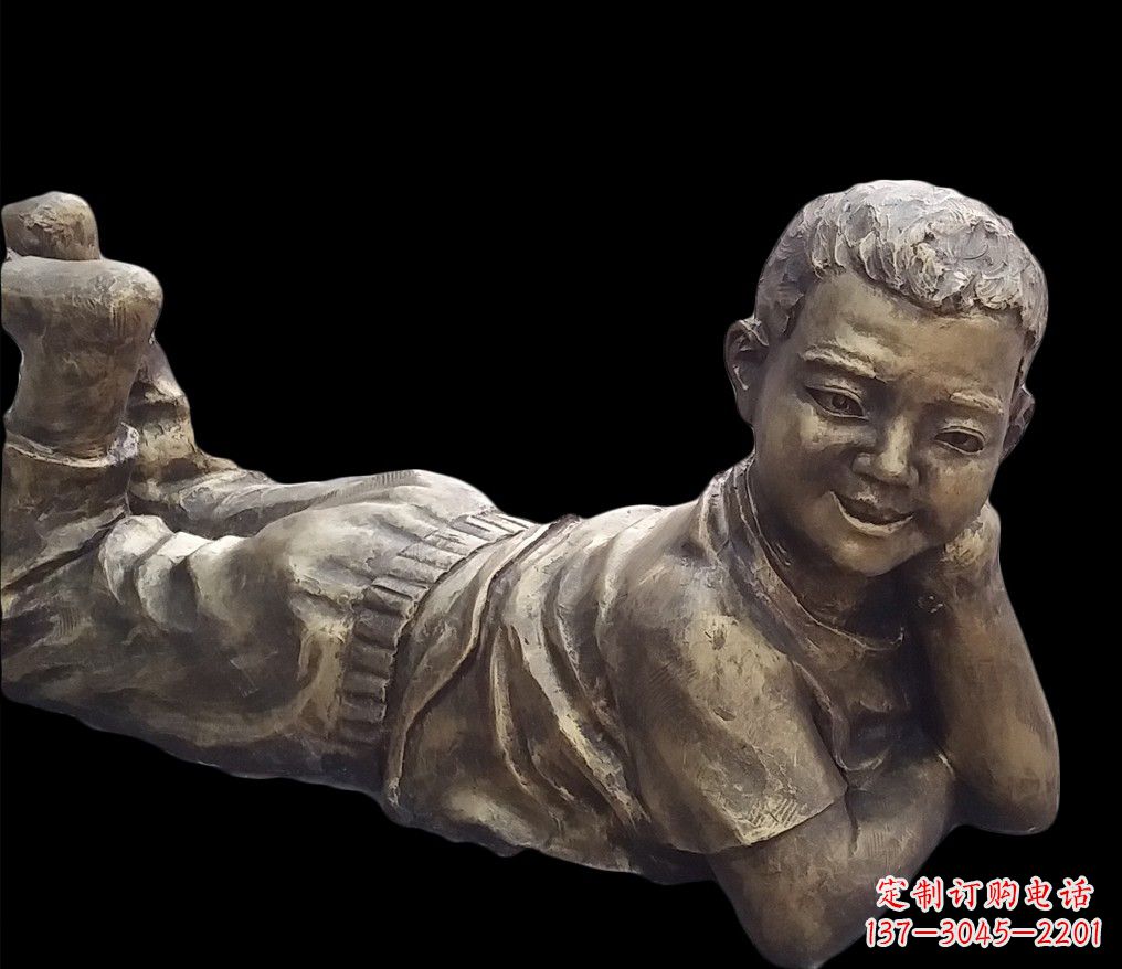 泰安匍匐在地的小男孩铜雕像