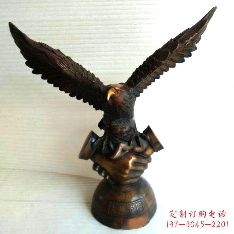 泰安以老鹰为灵感的经典铜鼎