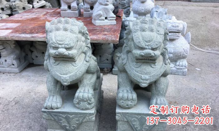 泰安青石踩球狮子看门石雕,精致雕塑令门口更加精彩