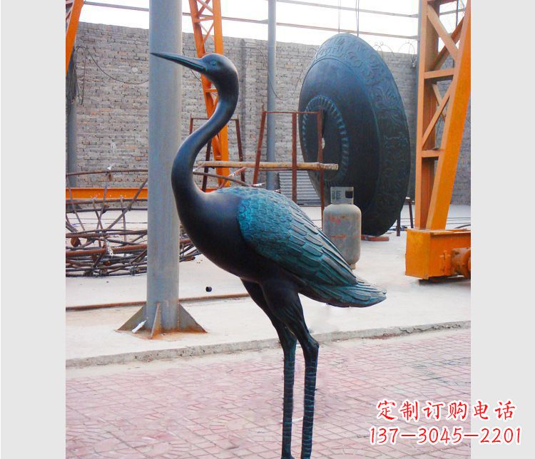 泰安青铜仙鹤雕塑：展现古典和谐之美