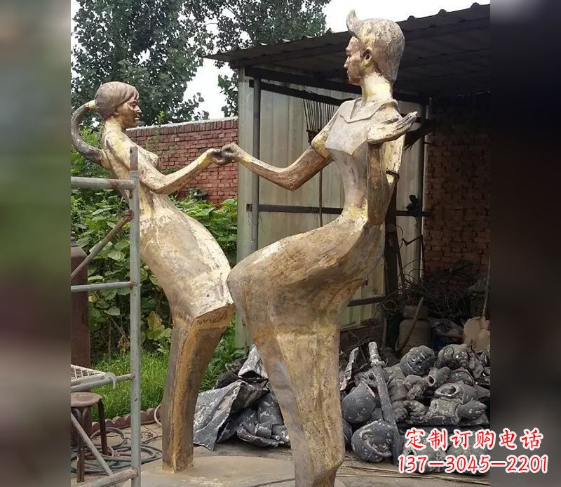 泰安情侣跳舞广场景观铜雕