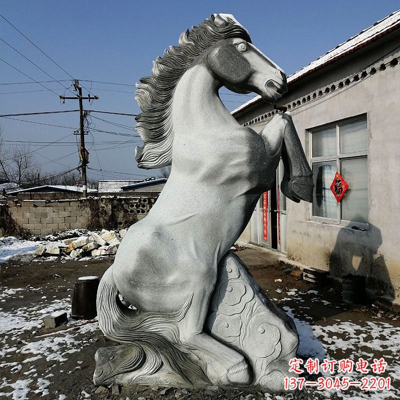 泰安人立而起的马儿石雕