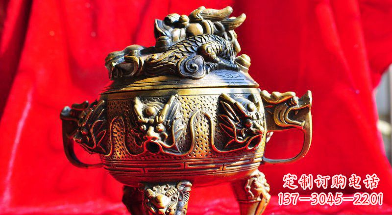 泰安三足香炉铜雕，象征家庭和睦