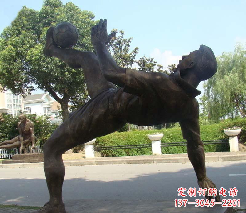 泰安射门的足球运动员铜雕
