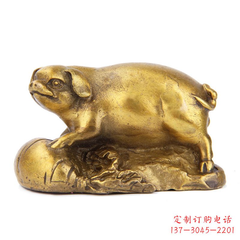 泰安铸铜鎏金猪雕塑时尚炫彩,精致温馨
