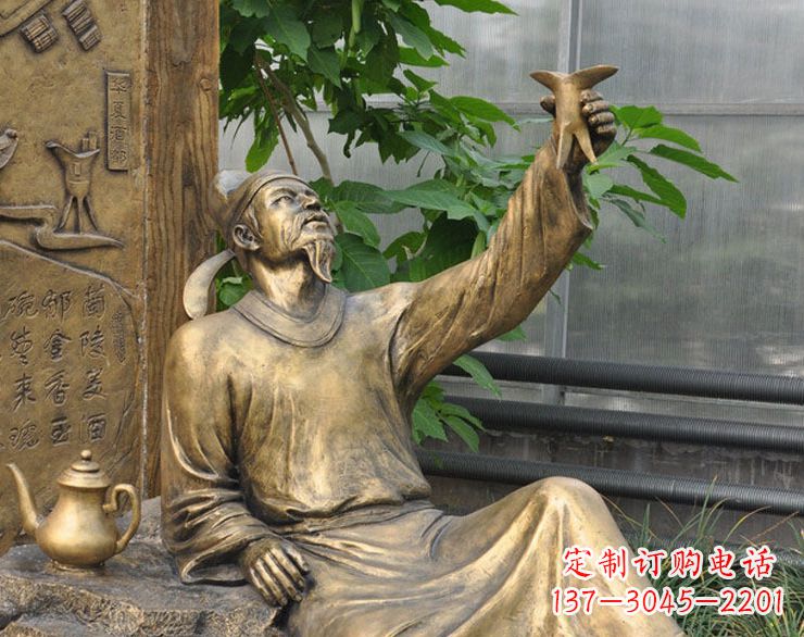 泰安象征文学大师李白的铜雕像
