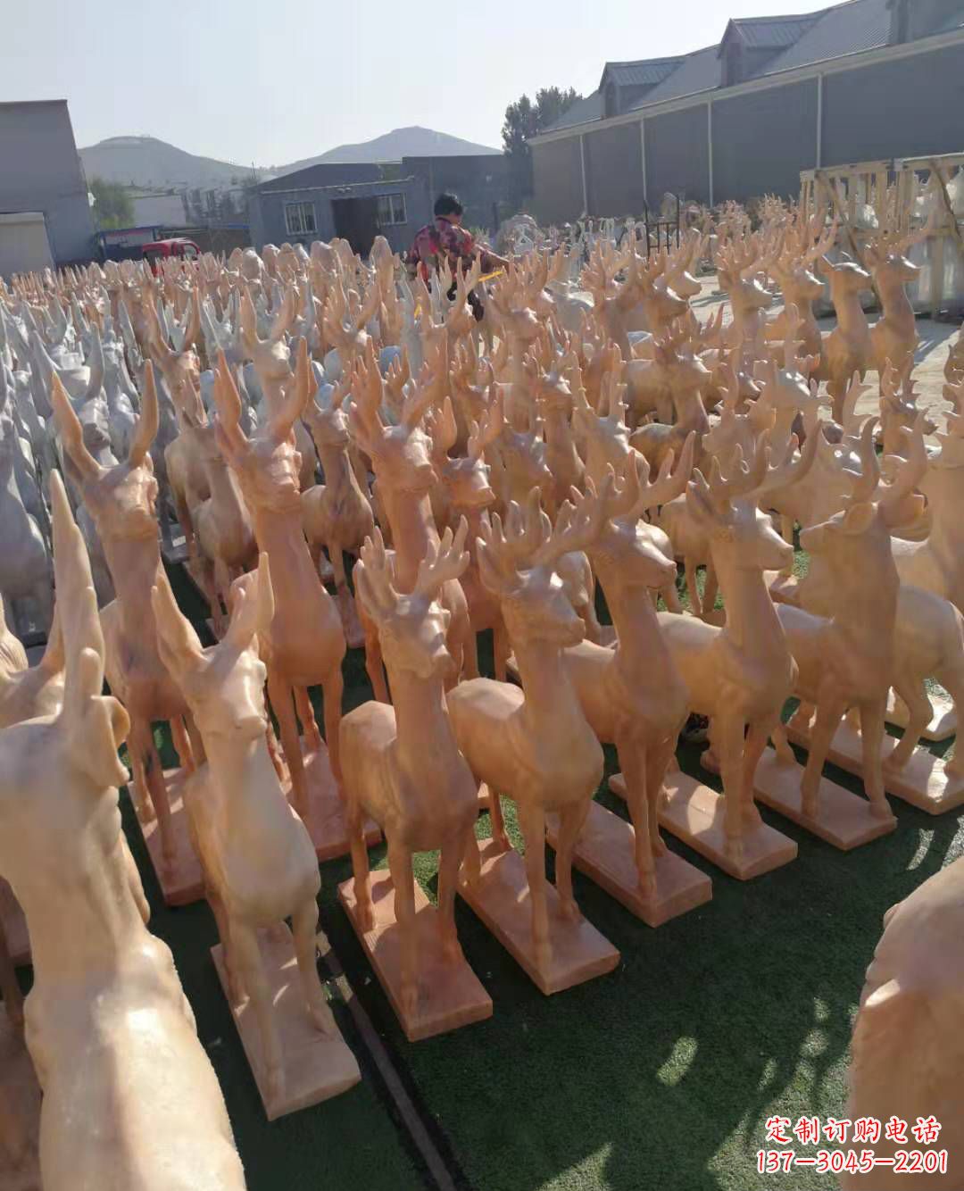 泰安红梅花鹿雕塑,美丽而优雅