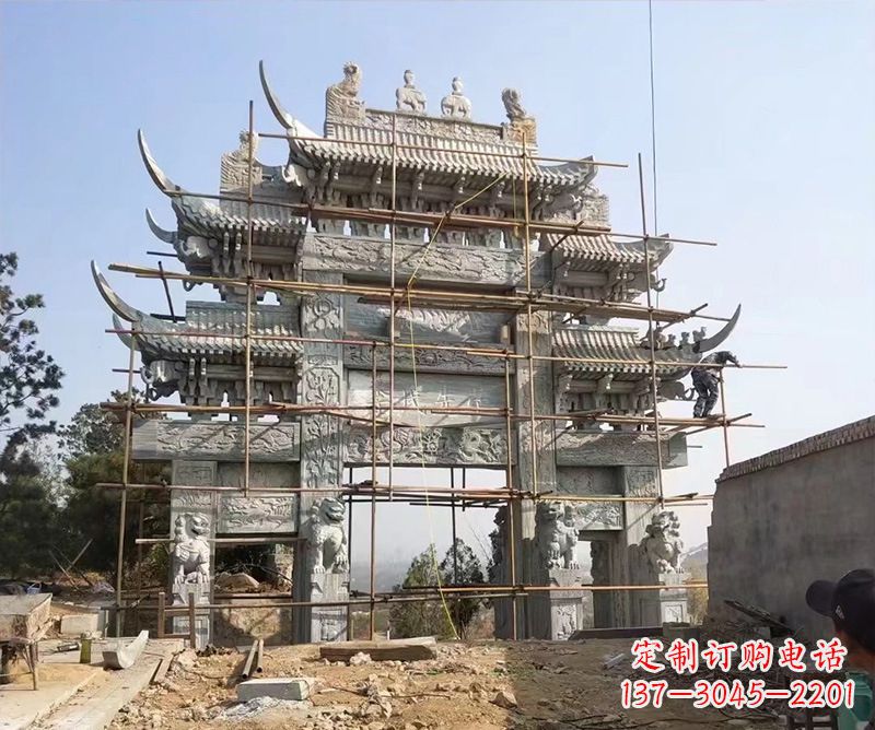 泰安石牌坊外东侧的龙凤雕塑