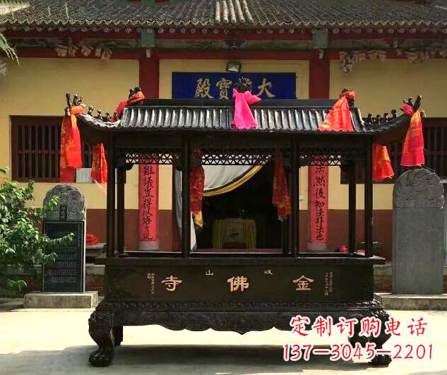 泰安双兽头三足雕花铜香炉