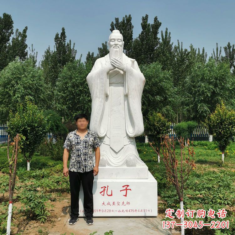 泰安寺庙孔子雕像