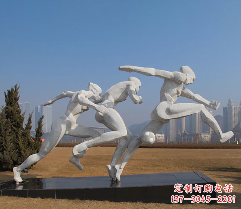 泰安踢足球不锈钢运动雕塑