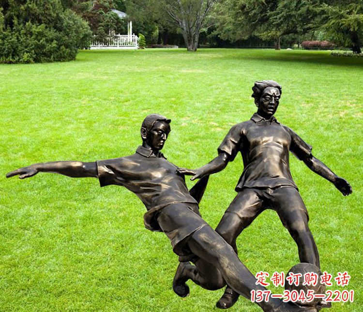 泰安踢足球的人物铜雕