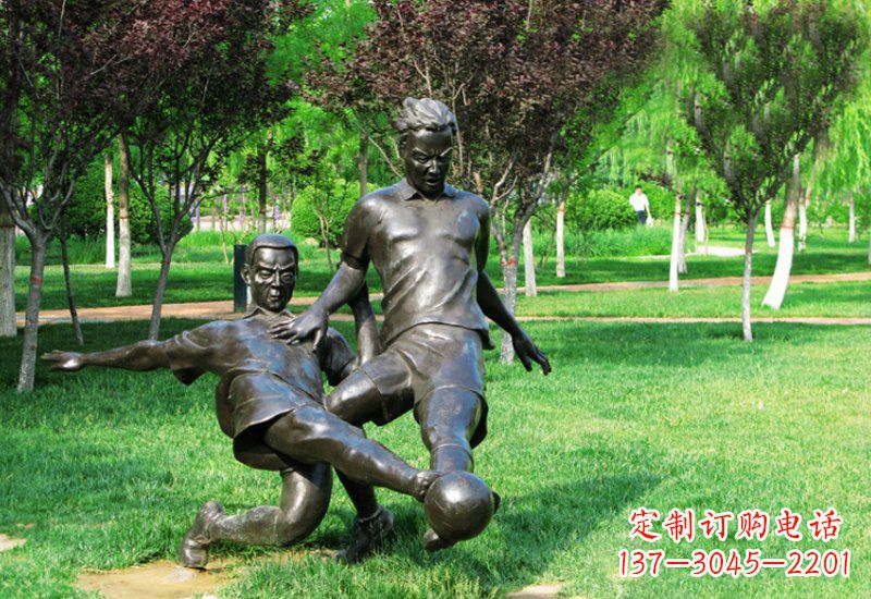 泰安踢足球的人物铜雕222