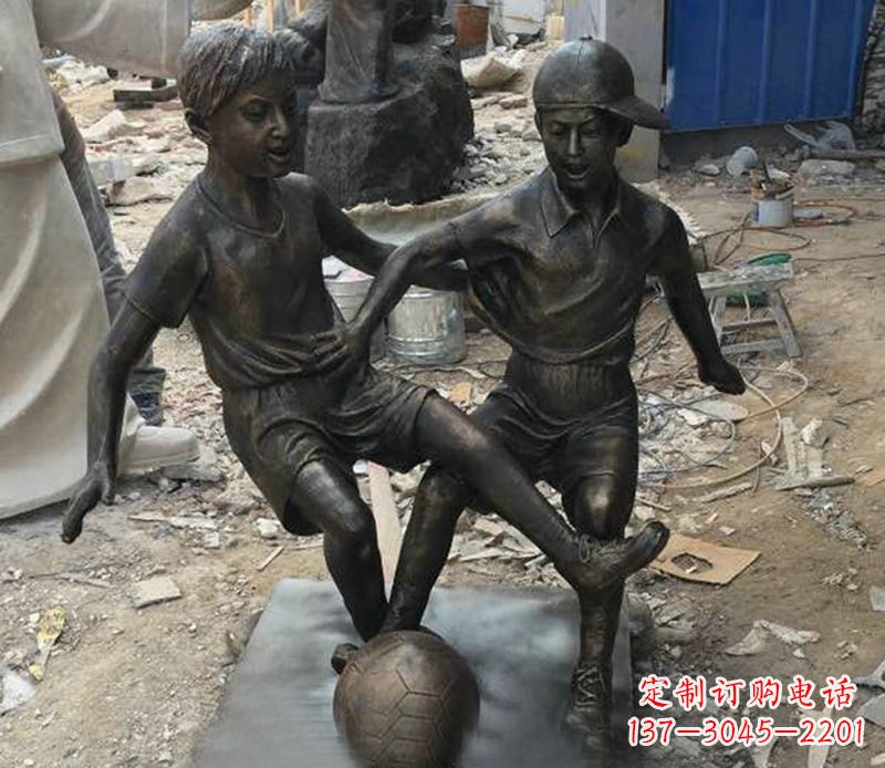 泰安踢足球公园人物铜雕