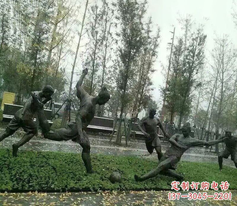 泰安踢足球公园运动人物铜雕