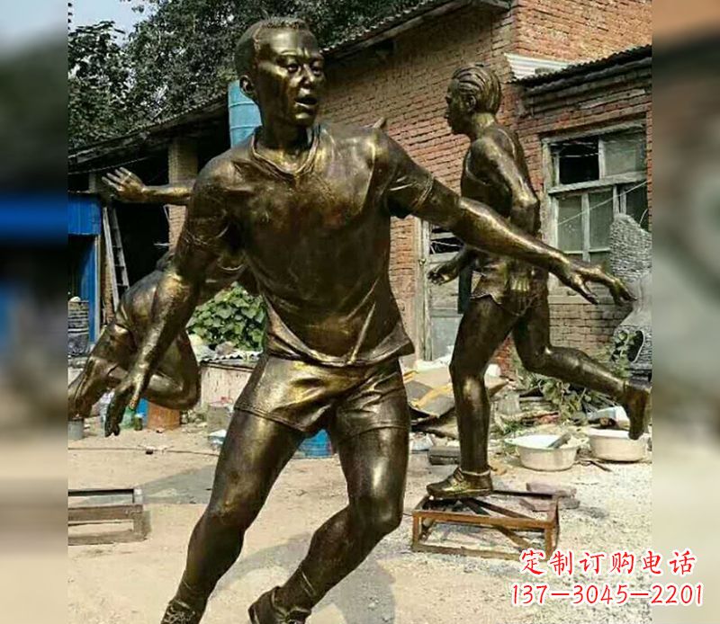 泰安踢足球广场人物铜雕