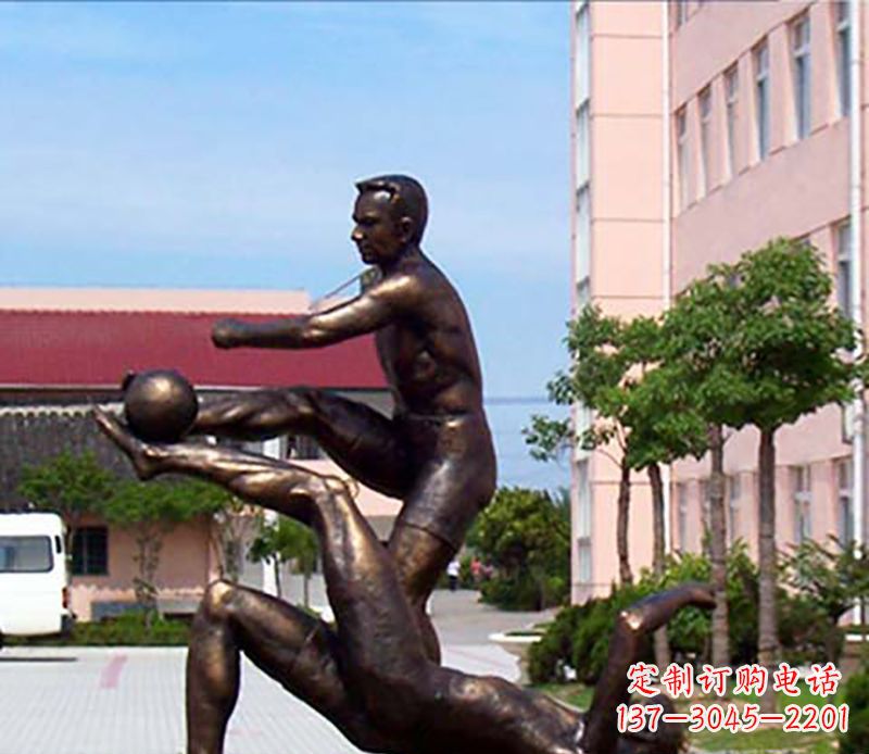 泰安踢足球人物广场小品铜雕