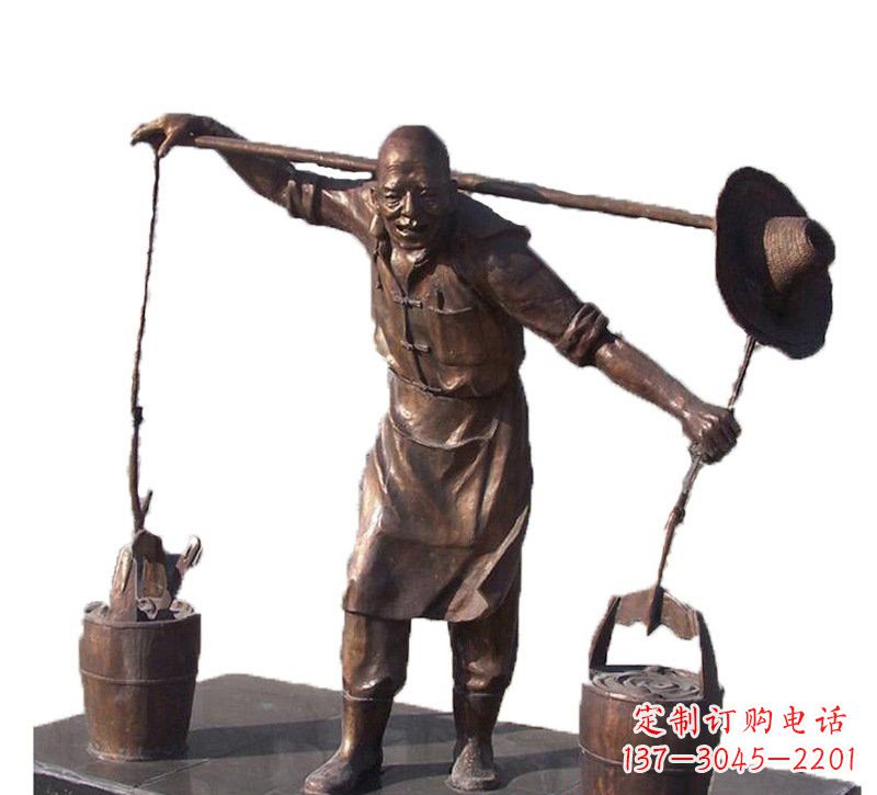 泰安挑扁担的老人铜雕