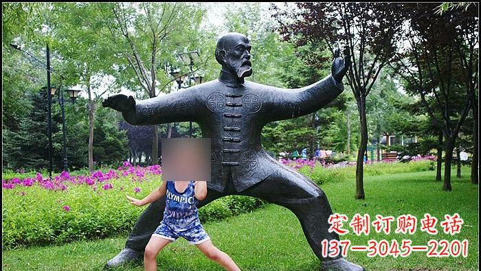 泰安铜雕打太极拳的老人