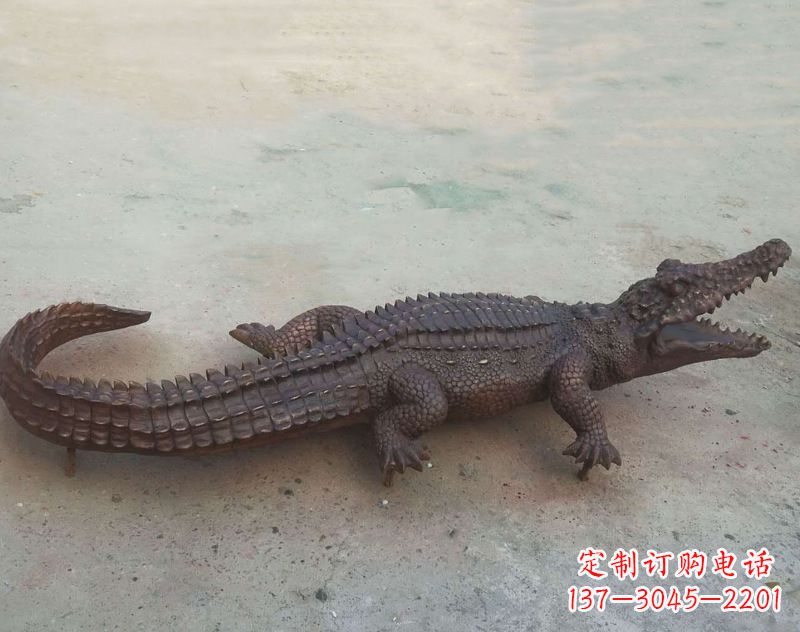 泰安铜雕鳄鱼,铸铜园林仿真动物雕塑