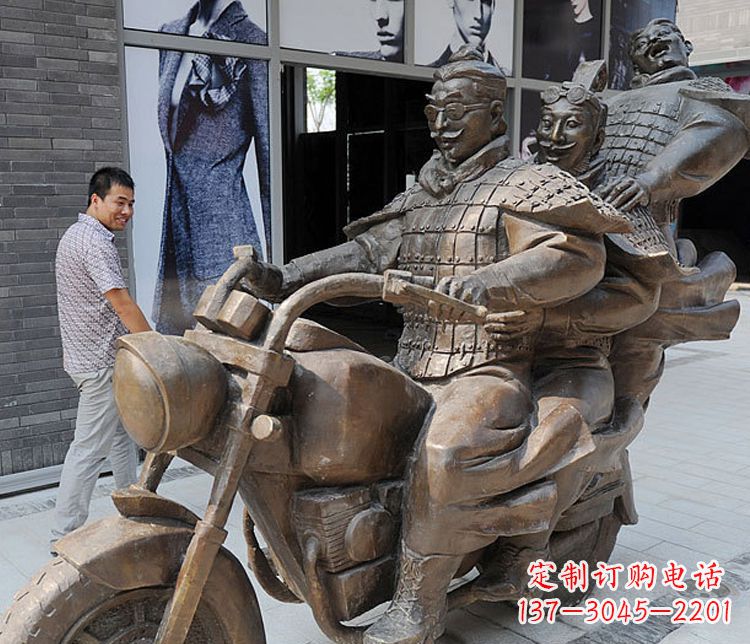 泰安铜雕街头骑摩托人物雕塑