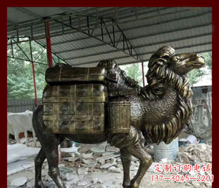 泰安拖行李的骆驼动物铜雕