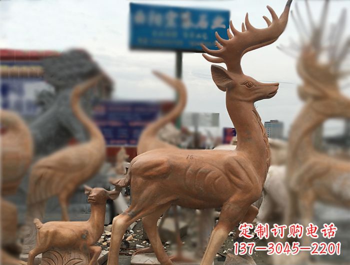 泰安晚霞红动物驯鹿公园石雕