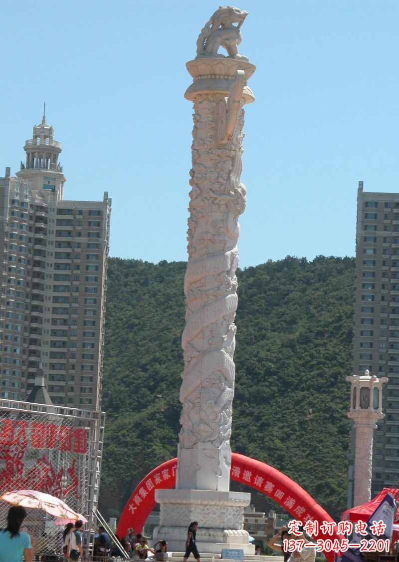 泰安晚霞红广场龙柱