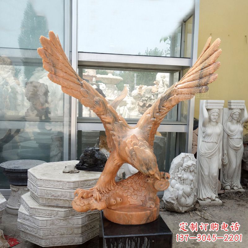 泰安晚霞红老鹰石雕塑