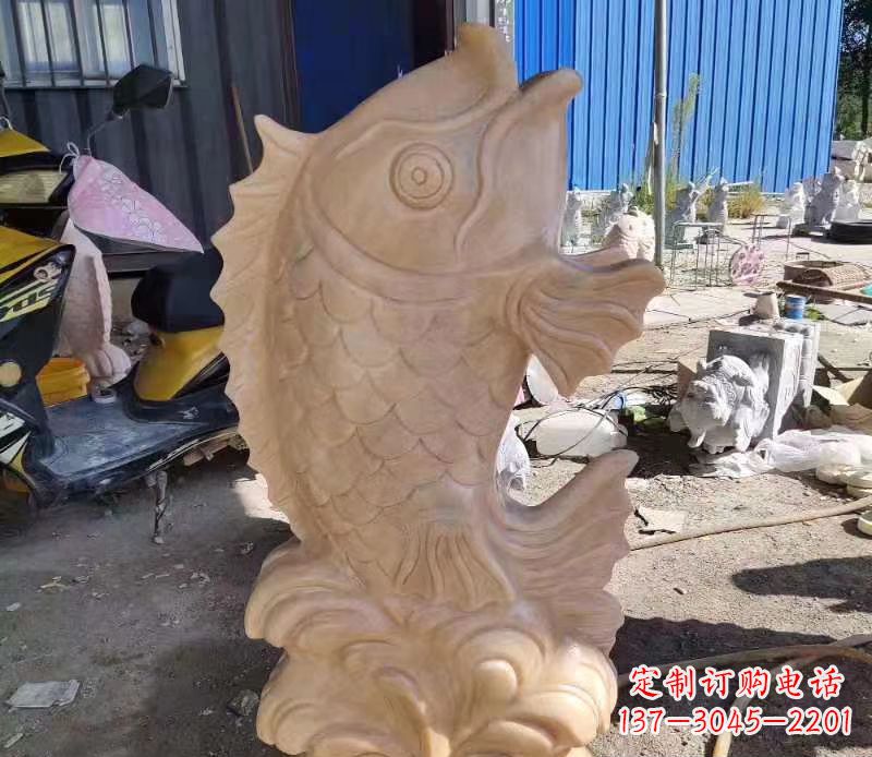 泰安晚霞红喷水鲤鱼石雕