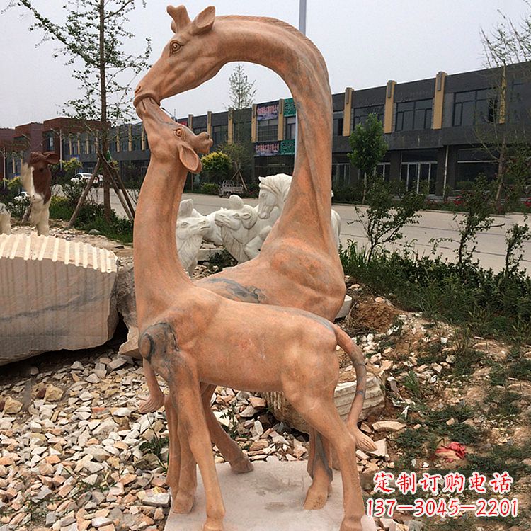 泰安晚霞红石雕长颈鹿-校园公园母子亲情景观雕塑