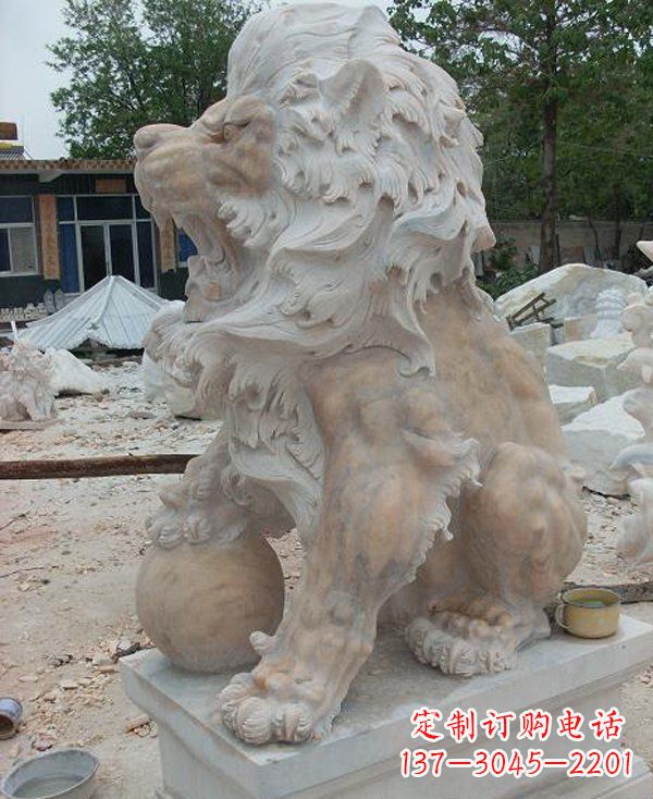 泰安晚霞红寺庙门口西洋狮子石雕