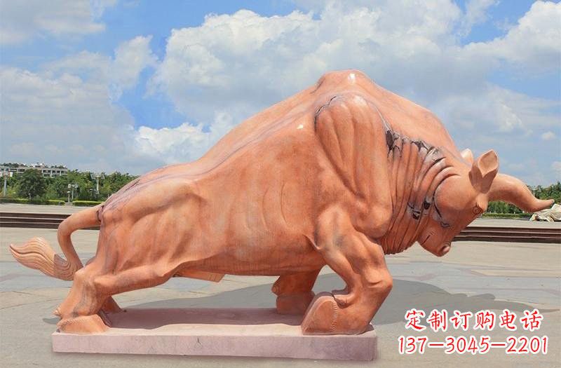泰安晚霞红拓荒牛石雕