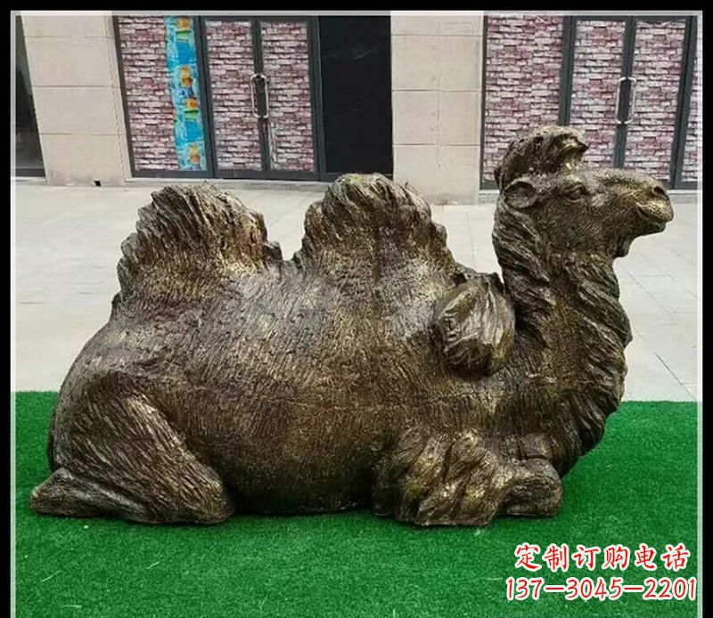 泰安卧在草地的骆驼铜雕