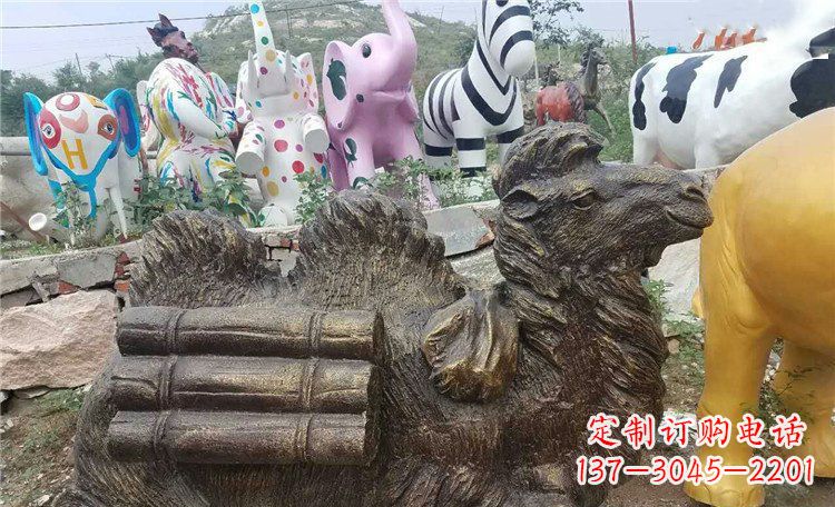 泰安卧着的骆驼动物铜雕 (2)