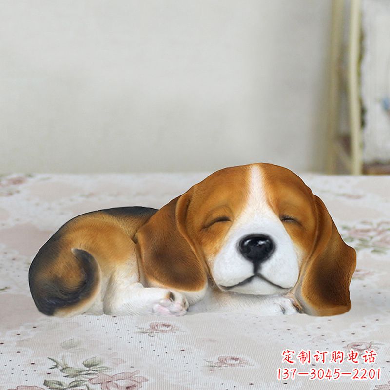 泰安卧姿比格犬仿真雕塑,睡觉的小狗狗是内美陈动物雕塑摆件