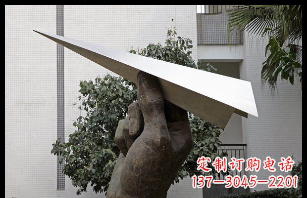 泰安小区不锈钢手拿纸飞机雕塑