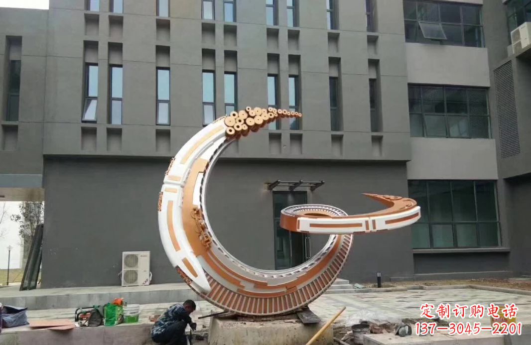 泰安小区抽象不锈钢月亮雕塑