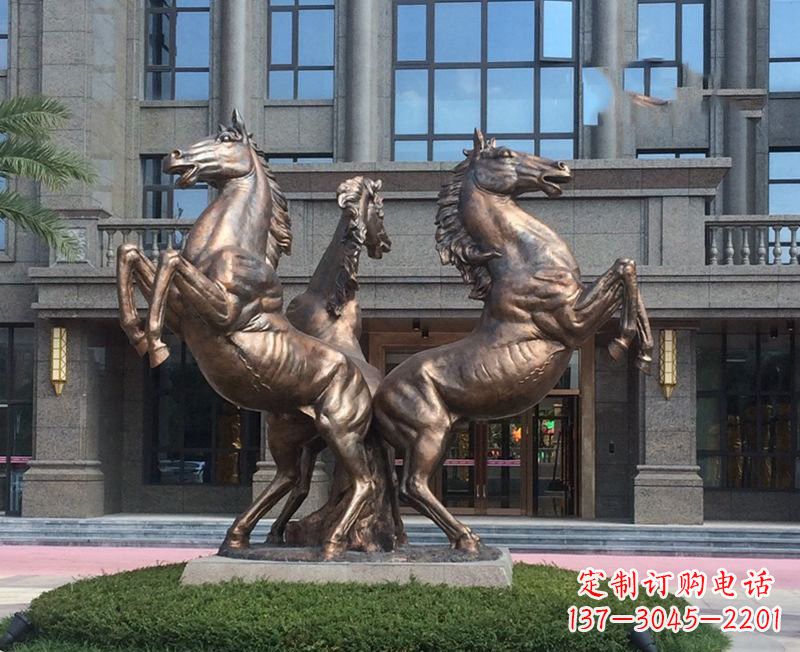泰安小区立马铜雕