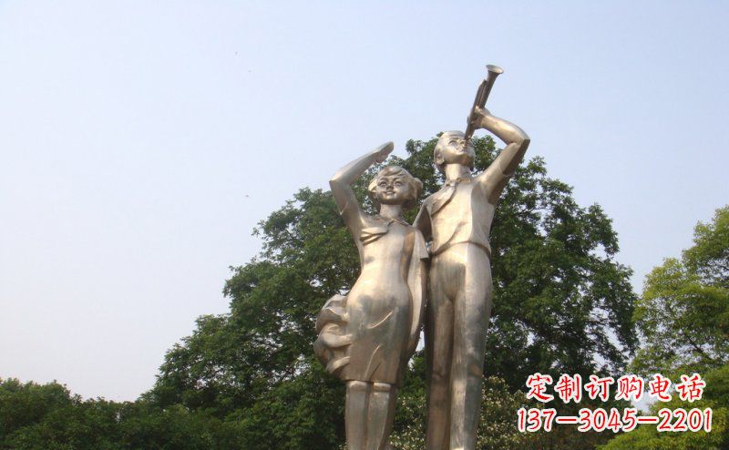 泰安校园吹军号敬礼的小学生人物景观铜雕