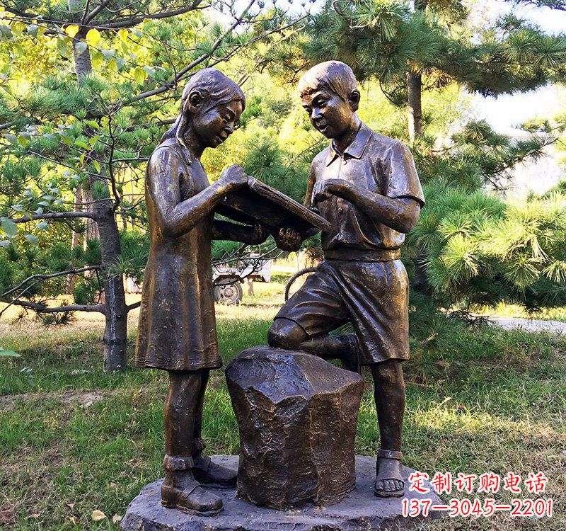 泰安校园读书的学生铜雕