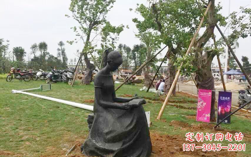 泰安校园看书女孩雕塑