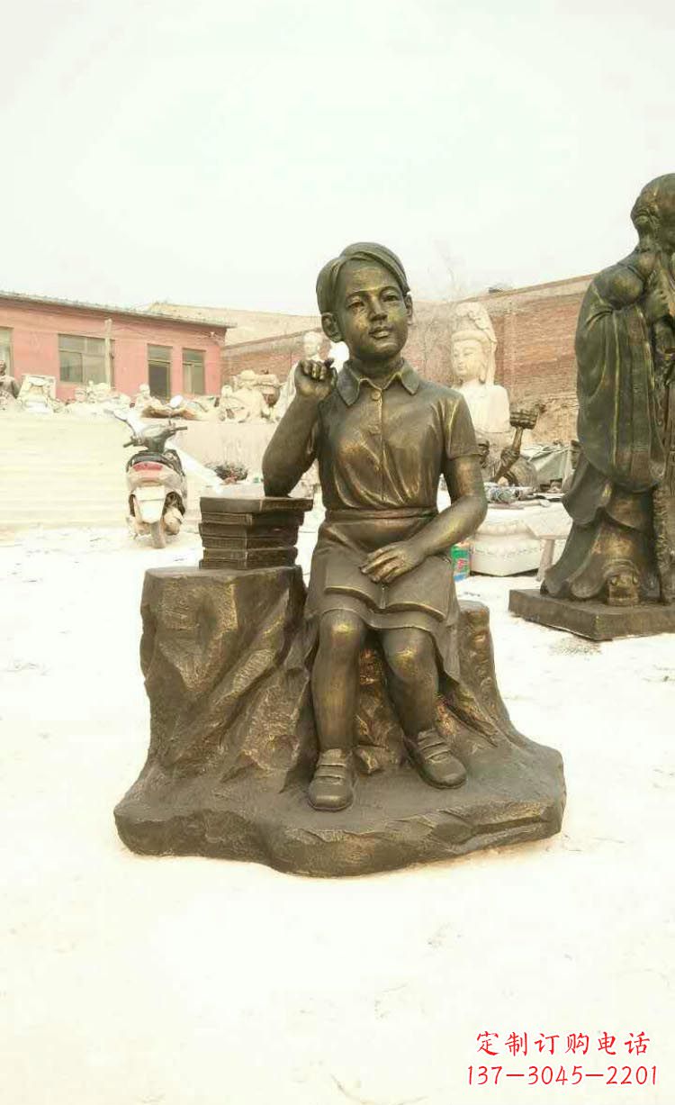 泰安校园看书思考的学生铜雕