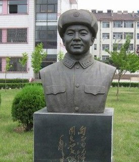 泰安校园雷锋铜像