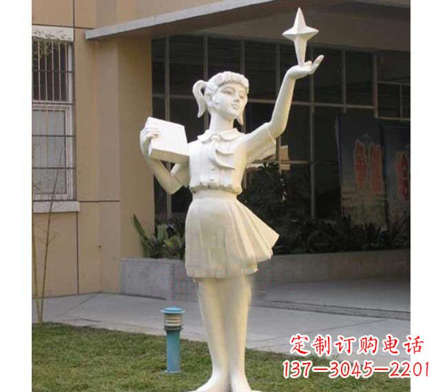 泰安校园拿书本的小学生石雕