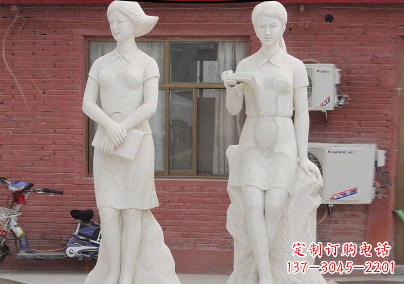 泰安校园拿书本的学生石雕