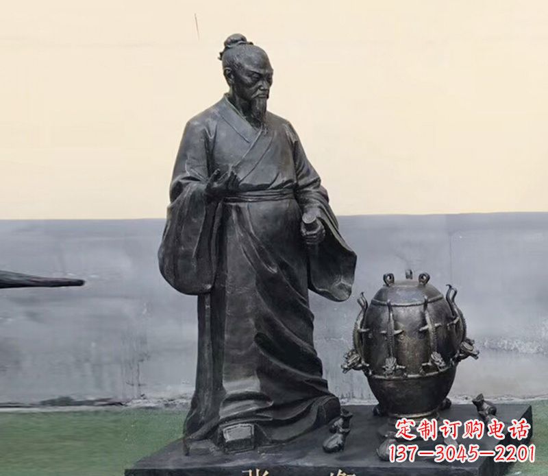 泰安学校张衡和地动仪铜雕