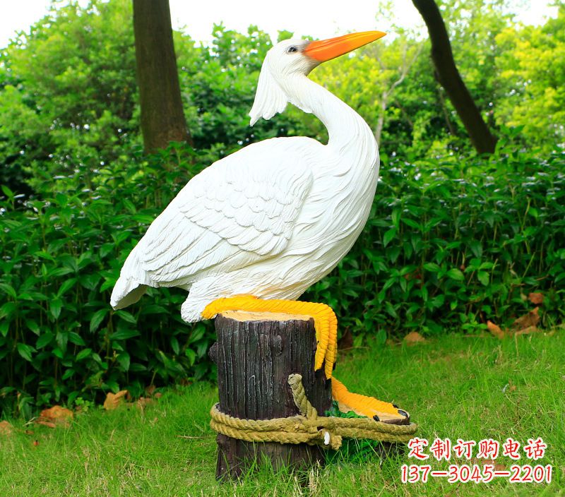 泰安一男一女抱一只鸽子雕像