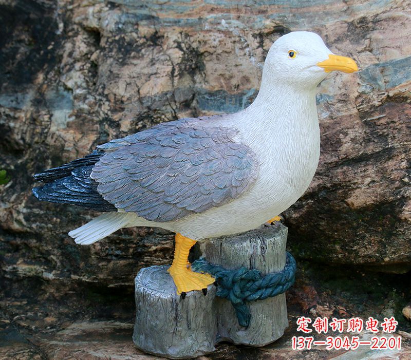 泰安一手托鸽子 一手拿书本的雕塑像
