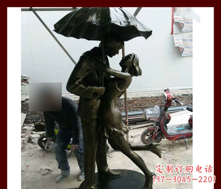 泰安雨伞下拥抱的情侣铜雕